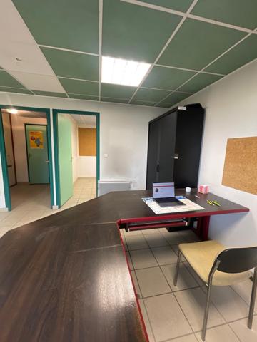 ENTREPÔT AVEC TERRAIN CONSTRUCTIBLE EN ZONE ARTISANALE – CESSIEU (38110)