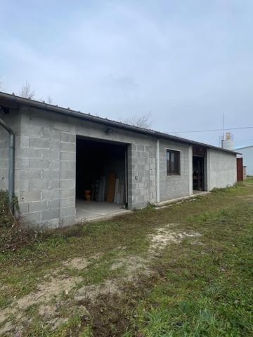 ENTREPÔT AVEC TERRAIN CONSTRUCTIBLE EN ZONE ARTISANALE – CESSIEU (38110)