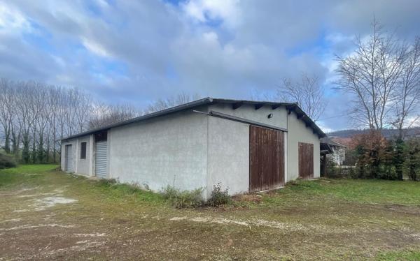 ENTREPÔT AVEC TERRAIN CONSTRUCTIBLE EN ZONE ARTISANALE – CESSIEU (38110)