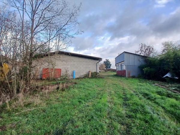 ENTREPÔT AVEC TERRAIN CONSTRUCTIBLE EN ZONE ARTISANALE – CESSIEU (38110)