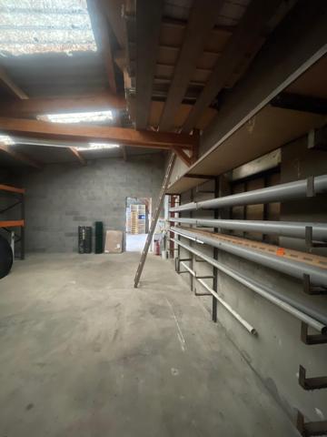 ENTREPÔT AVEC TERRAIN CONSTRUCTIBLE EN ZONE ARTISANALE – CESSIEU (38110)