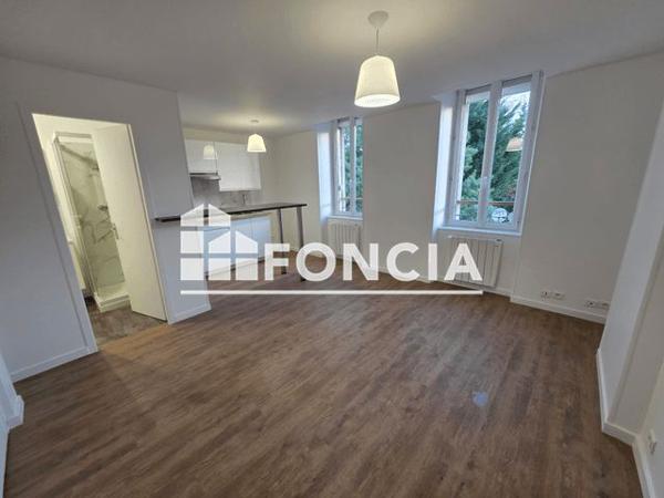 Location Studio 21.15 m² - 22 RUE COLBERT DU TERRON - 1er étage - Porte n°3 - COURS Rochefort 17300