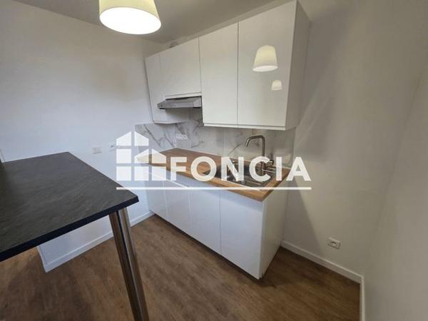 Location Studio 21.15 m² - 22 RUE COLBERT DU TERRON - 1er étage - Porte n°3 - COURS Rochefort 17300