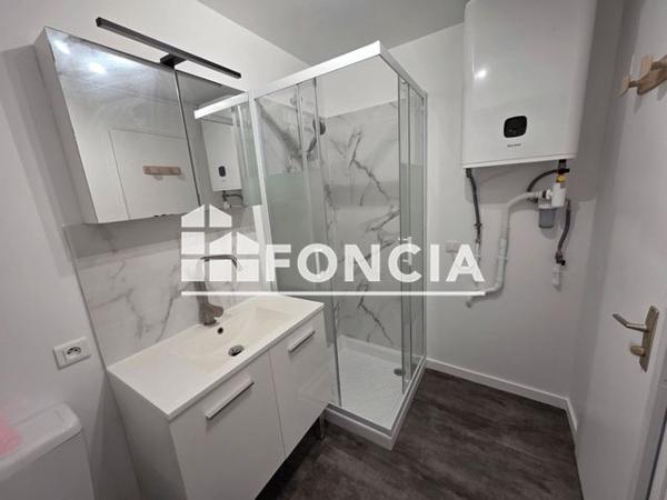 Location Studio 21.15 m² - 22 RUE COLBERT DU TERRON - 1er étage - Porte n°3 - COURS Rochefort 17300