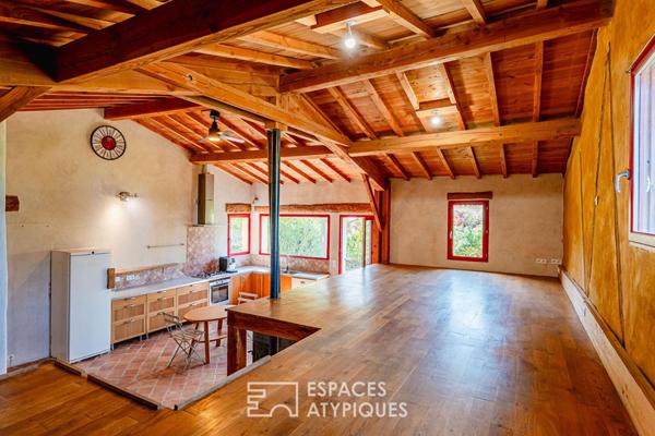 Maison écologique avec bassin naturel et jardin paysager