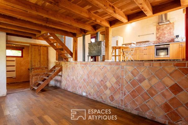 Maison écologique avec bassin naturel et jardin paysager