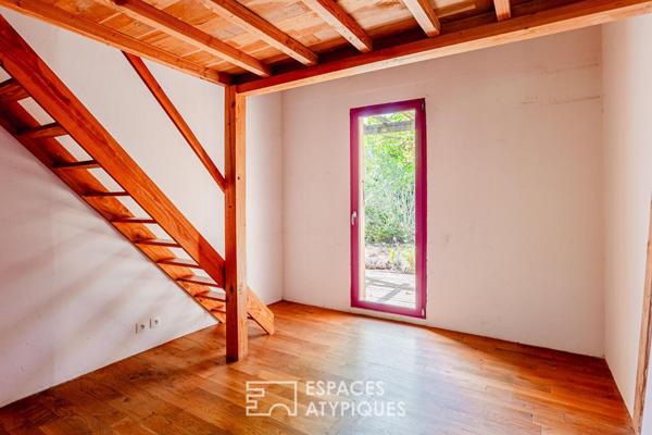 Maison écologique avec bassin naturel et jardin paysager