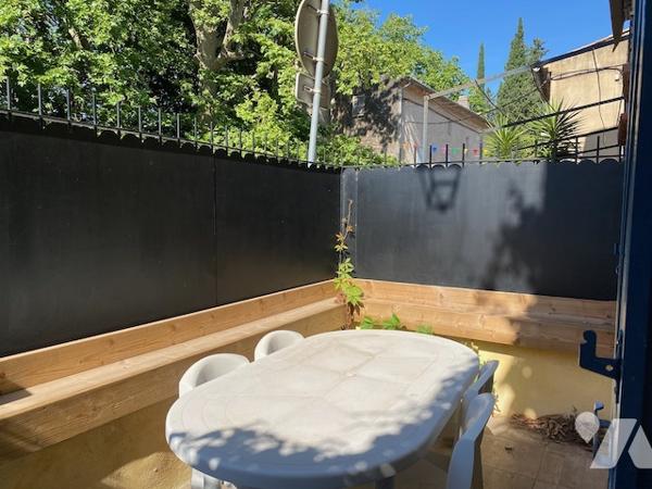 Signes, charmant studio de 39 m² entièrement rénové avec belle terrasse, aucun travaux à prévoir.