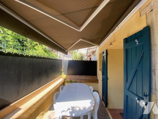 Signes, charmant studio de 39 m² entièrement rénové avec belle terrasse, aucun travaux à prévoir.