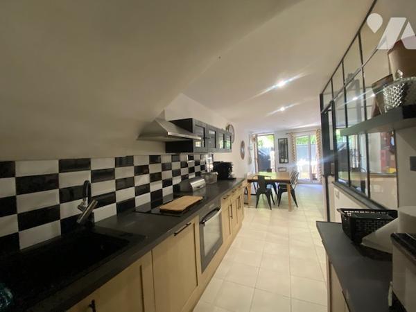 Signes, charmant studio de 39 m² entièrement rénové avec belle terrasse, aucun travaux à prévoir.