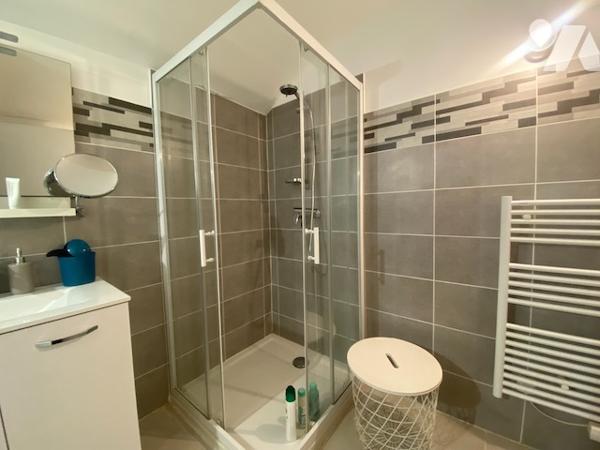 Signes, charmant studio de 39 m² entièrement rénové avec belle terrasse, aucun travaux à prévoir.