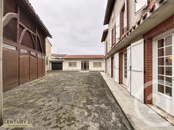 Immeuble à vendre  300 m 2   ST GAUDENS  - 31