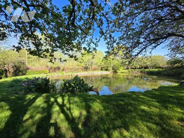 5 min. VILLAINES-LA-JUHEL, en campagne, terrain de loisirs (non constructible) sur lequel un pl...