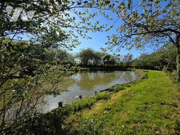 5 min. VILLAINES-LA-JUHEL, en campagne, terrain de loisirs (non constructible) sur lequel un pl...
