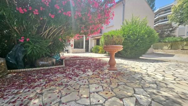 Bas de villa avec jardin privatif de 613 m² ? Fort potentiel !