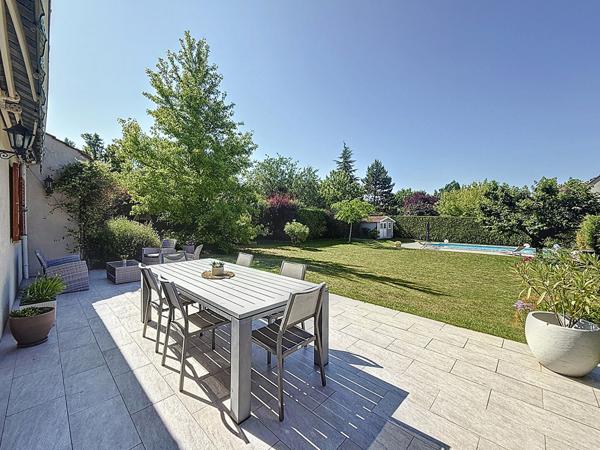 Maison Mareuil Les Meaux vivable de plain pied - 5 chambres - 1 chambre et 1 salle d'eau au RDC - garage - jardin de 1059 m2 avec piscine chauffée.