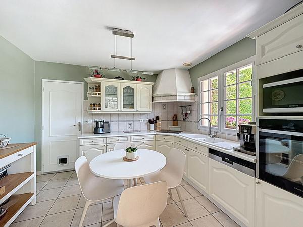 Maison Mareuil Les Meaux vivable de plain pied - 5 chambres - 1 chambre et 1 salle d'eau au RDC - garage - jardin de 1059 m2 avec piscine chauffée.