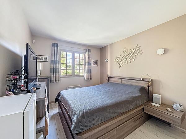 Maison Mareuil Les Meaux vivable de plain pied - 5 chambres - 1 chambre et 1 salle d'eau au RDC - garage - jardin de 1059 m2 avec piscine chauffée.