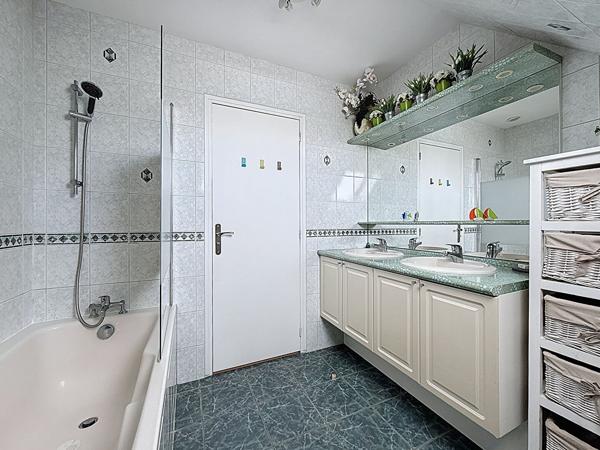 Maison Mareuil Les Meaux vivable de plain pied - 5 chambres - 1 chambre et 1 salle d'eau au RDC - garage - jardin de 1059 m2 avec piscine chauffée.