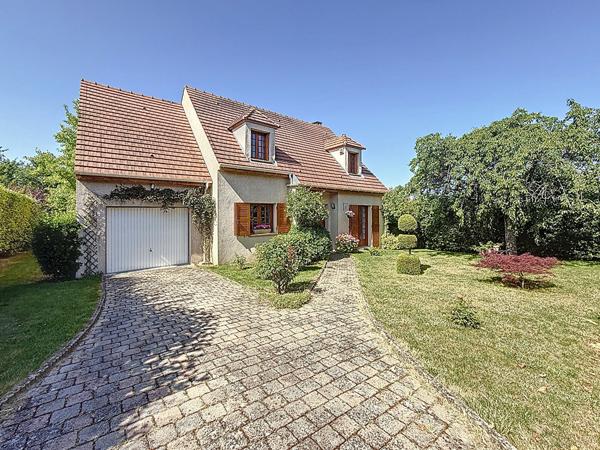 Maison Mareuil Les Meaux vivable de plain pied - 5 chambres - 1 chambre et 1 salle d'eau au RDC - garage - jardin de 1059 m2 avec piscine chauffée.
