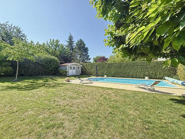 Maison Mareuil Les Meaux vivable de plain pied - 5 chambres - 1 chambre et 1 salle d'eau au RDC - garage - jardin de 1059 m2 avec piscine chauffée.