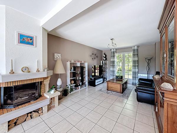 Maison Mareuil Les Meaux vivable de plain pied - 5 chambres - 1 chambre et 1 salle d'eau au RDC - garage - jardin de 1059 m2 avec piscine chauffée.