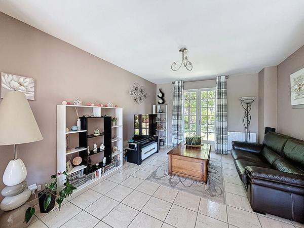 Maison Mareuil Les Meaux vivable de plain pied - 5 chambres - 1 chambre et 1 salle d'eau au RDC - garage - jardin de 1059 m2 avec piscine chauffée.