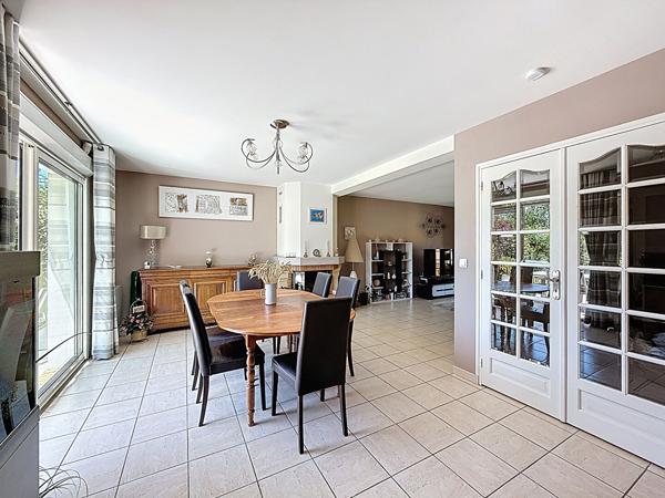 Maison Mareuil Les Meaux vivable de plain pied - 5 chambres - 1 chambre et 1 salle d'eau au RDC - garage - jardin de 1059 m2 avec piscine chauffée.