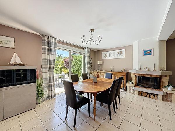 Maison Mareuil Les Meaux vivable de plain pied - 5 chambres - 1 chambre et 1 salle d'eau au RDC - garage - jardin de 1059 m2 avec piscine chauffée.