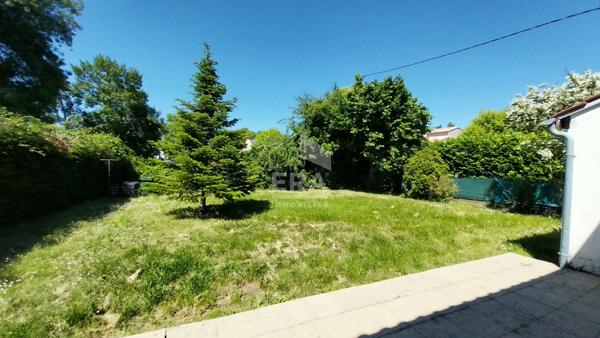 Le charme de la pierre, les volumes, le jardin? tout près du centre !