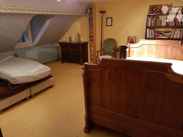 Maison de 10 pièces (227 m²) avec dépendances :
-RdC: entrée, salle à manger, salon, bureau, pe...