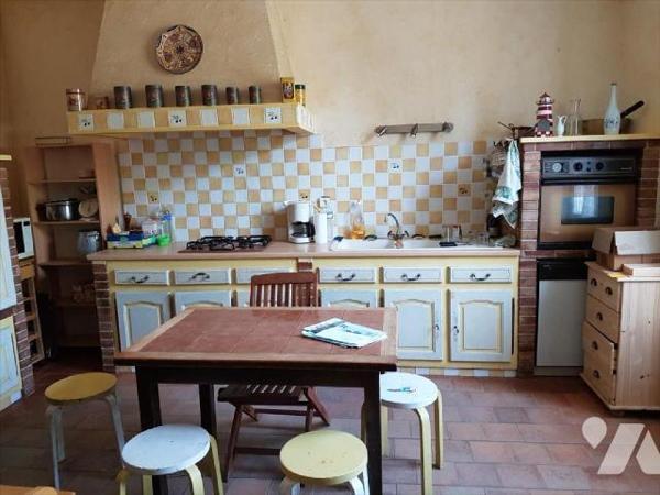 Maison de 10 pièces (227 m²) avec dépendances :
-RdC: entrée, salle à manger, salon, bureau, pe...