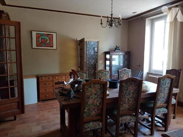 Maison de 10 pièces (227 m²) avec dépendances :
-RdC: entrée, salle à manger, salon, bureau, pe...