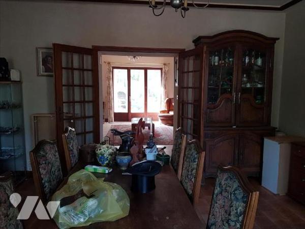 Maison de 10 pièces (227 m²) avec dépendances :
-RdC: entrée, salle à manger, salon, bureau, pe...