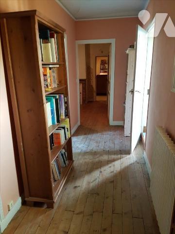 Maison de 10 pièces (227 m²) avec dépendances :
-RdC: entrée, salle à manger, salon, bureau, pe...