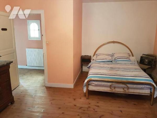 Maison de 10 pièces (227 m²) avec dépendances :
-RdC: entrée, salle à manger, salon, bureau, pe...