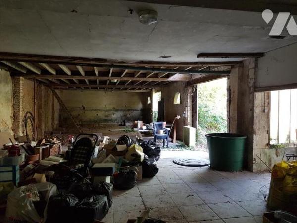 Maison de 10 pièces (227 m²) avec dépendances :
-RdC: entrée, salle à manger, salon, bureau, pe...