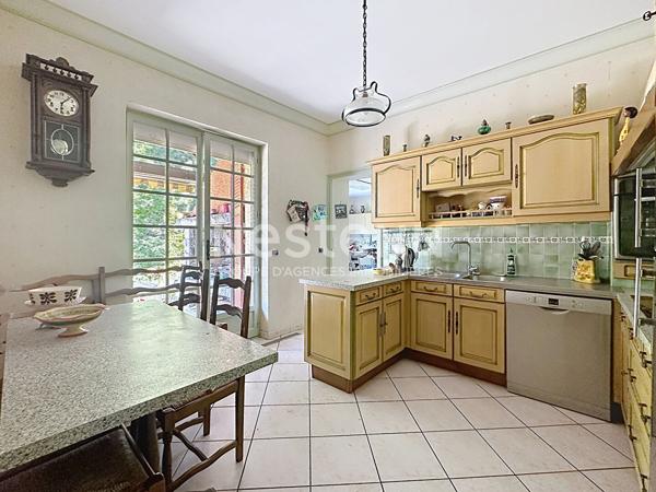 Maison familiale 5 pièces 4 chambres avec jardin, garage et caves - 69500 BRON