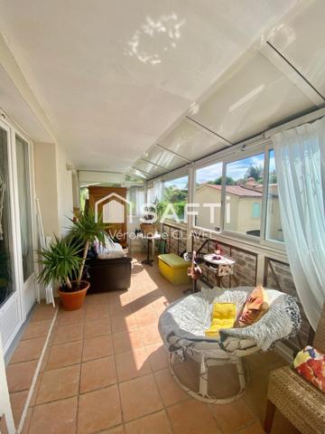 Bel appartement  de 98m2 avec la véranda, piscine, jardin privatif et  garage