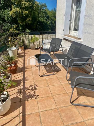 Bel appartement  de 98m2 avec la véranda, piscine, jardin privatif et  garage