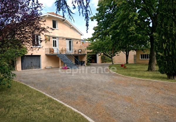 Maison de caractere 140m2, piscine , dependance attenante de 65 m², terrain 1000m2