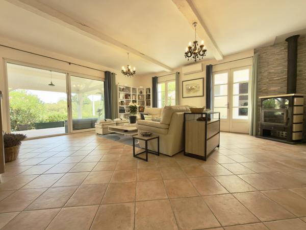 Villa d'exception avec piscine, jacuzzi, double garage et petit étang. Villeneuve-sur-Lot (47300)