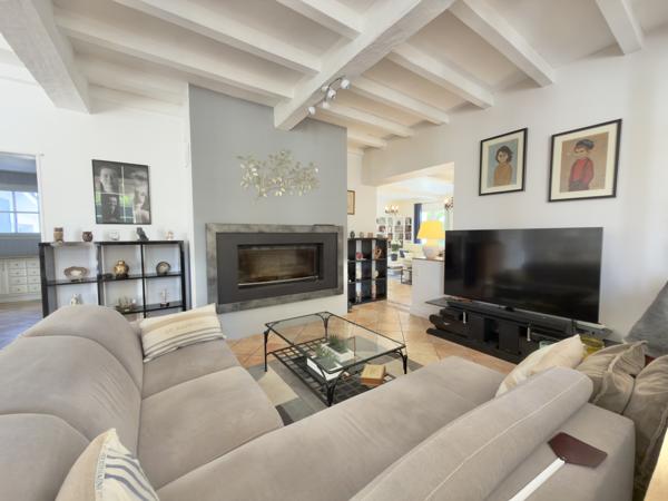 Villa d'exception avec piscine, jacuzzi, double garage et petit étang. Villeneuve-sur-Lot (47300)