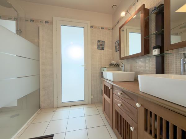 Villa d'exception avec piscine, jacuzzi, double garage et petit étang. Villeneuve-sur-Lot (47300)