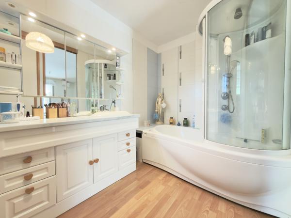 Villa d'exception avec piscine, jacuzzi, double garage et petit étang. Villeneuve-sur-Lot (47300)