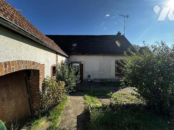 Longère comprenant au rez-de-chaussée une entrée sur salon avec cheminée insert, salle à manger...
