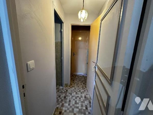 Longère comprenant au rez-de-chaussée une entrée sur salon avec cheminée insert, salle à manger...