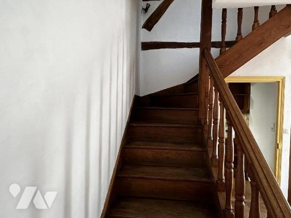 Longère comprenant au rez-de-chaussée une entrée sur salon avec cheminée insert, salle à manger...