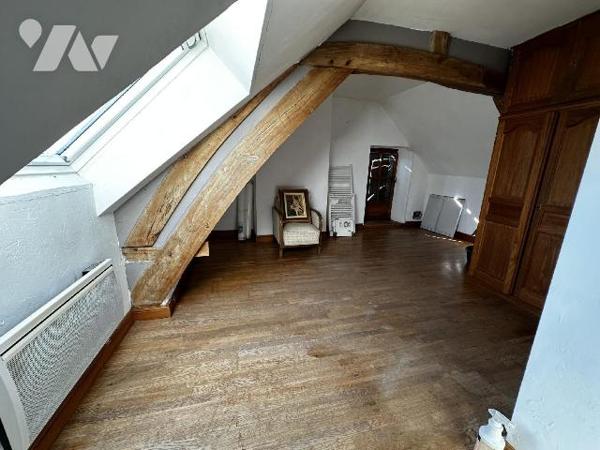 Longère comprenant au rez-de-chaussée une entrée sur salon avec cheminée insert, salle à manger...