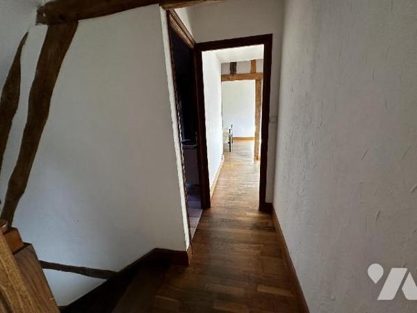 Longère comprenant au rez-de-chaussée une entrée sur salon avec cheminée insert, salle à manger...